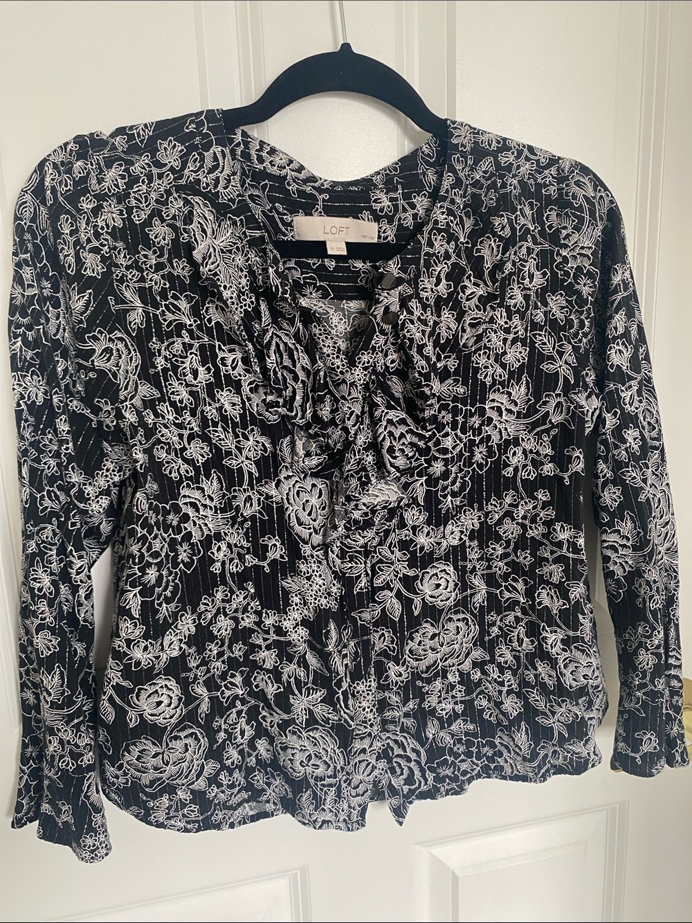 Loft Women’s Ruffle Blouse Black and White Floral Size S Petite